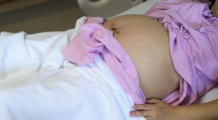 19-metė apie nėštumą sužinojo pamačiusi kyšančią vaiko koją: patyrė šoką