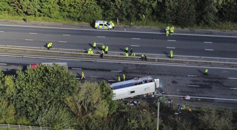 Baisi tragedija: apvirto vaikus vežęs autobusas, žuvo 14-metė ir vairuotojas