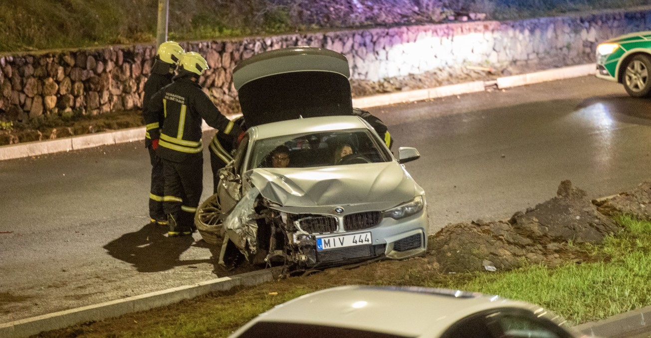 Vilniuje girtas BMW vairuotojas išlėkė į priešpriešinį eismą ir rėžėsi į „Seat“, uždarytas eismas