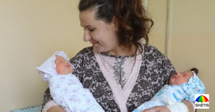 Moteris pagimdė dvynius, tačiau iš gimdymo namų parsivežė tik vieną naujagimį