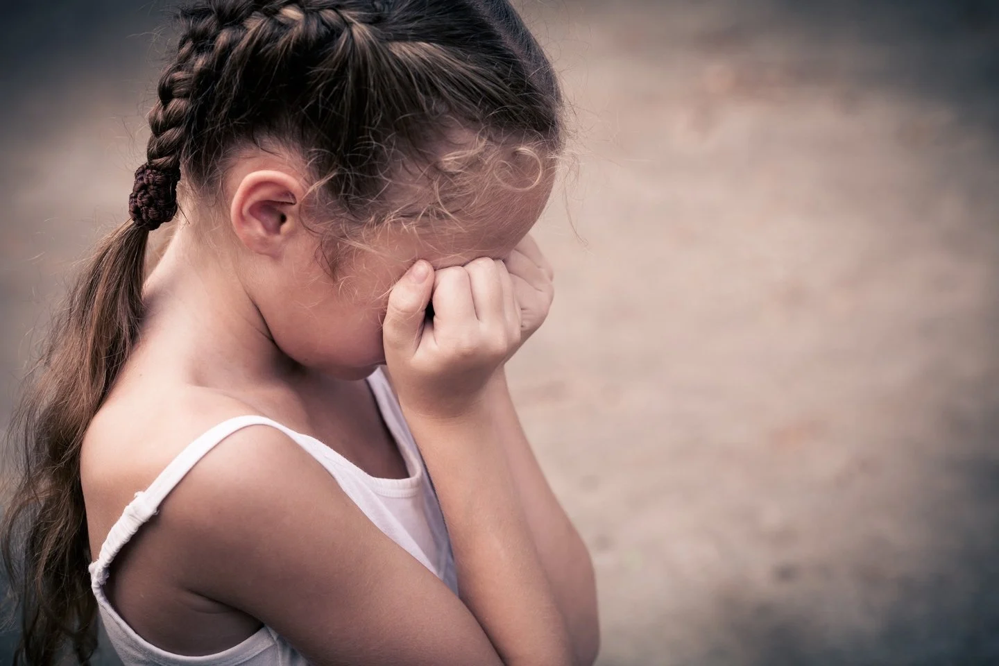 8-metė ilgai nedrįso atskleisti, ką jai daro mamos sugyventinis: paaiškėjo, kad mergytę ne tik prievartavo