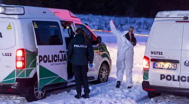 Policininko nušautos moters nesutramdė ir elektrošokas: kastuvu talžė medikų automobilį