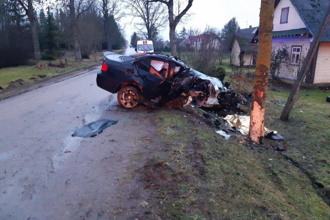 Baisi nelaimė – jaunuolio BMW rėžėsi į medį: žuvo kartu važiavęs keleivis