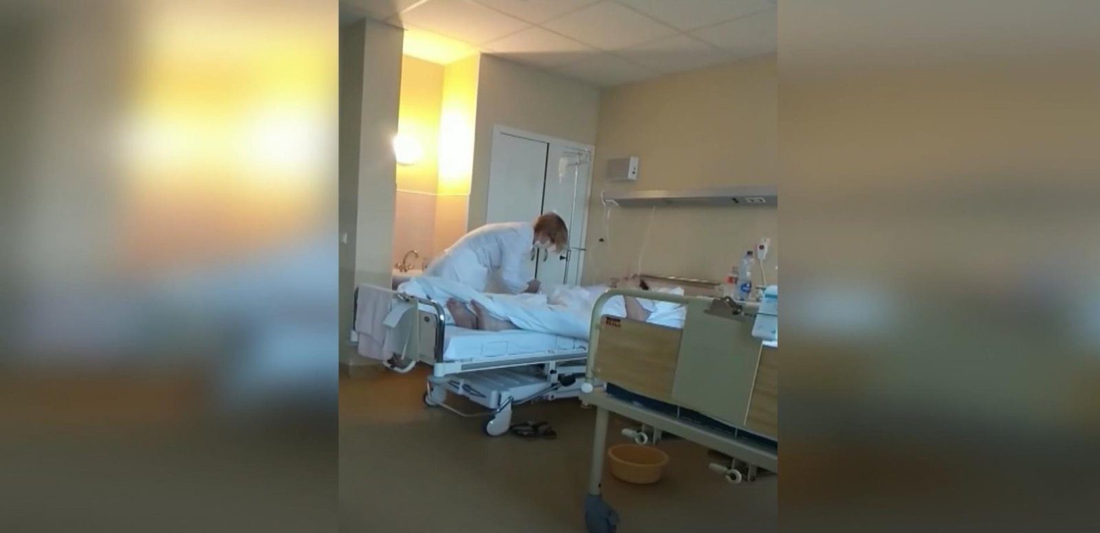 Internete žaibišku greičiu pasklidusiame vaizdo įraše – šokiruojantis slaugytojos pokalbis su garbaus amžiaus paciente
