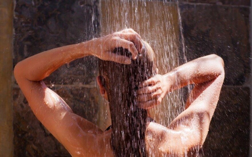 Užėjęs į dušą šiaulietis pakraupo, ką veikia jo mergina: „Iki šiol stovi vaizdas akyse“