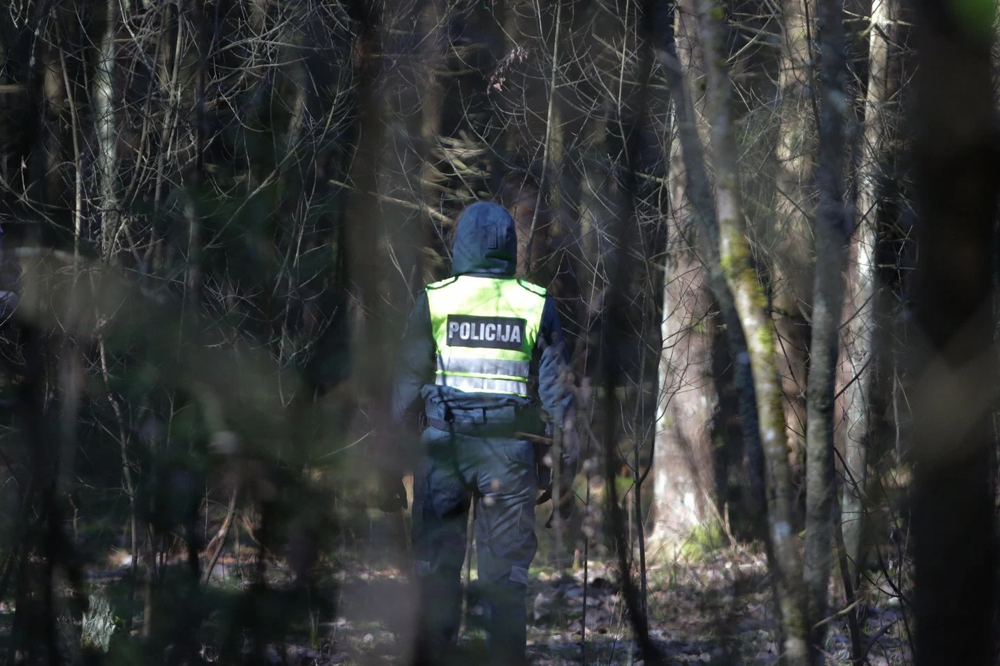 Įsiutęs buvęs policininkas dukters skriaudiką nutarė žiauriai pamokyti nuvežęs į mišką